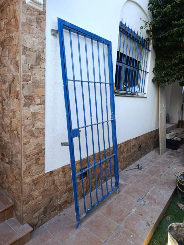 Puerta de seguridad de hierro azul