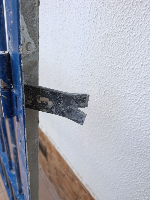 Puerta de seguridad de hierro azul