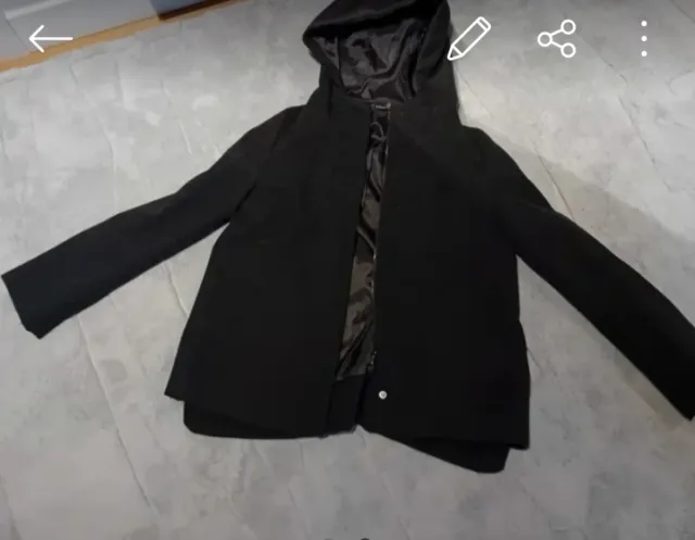 Chaqueta corta con capucha