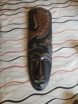 Máscara africana tallada a mano