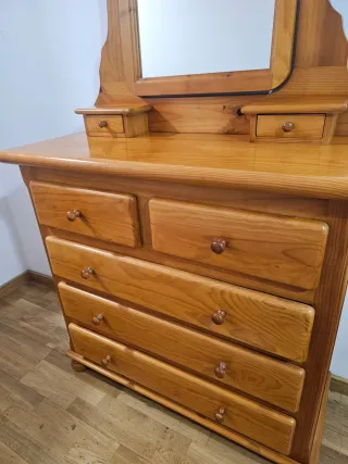 Tocador de roble con espejo y mesitas de noche.