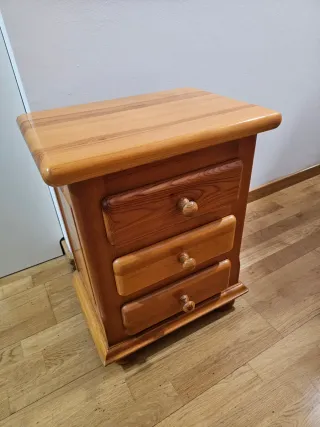 Tocador de roble con espejo y mesitas de noche.