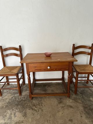 Mesa de madera con cajón