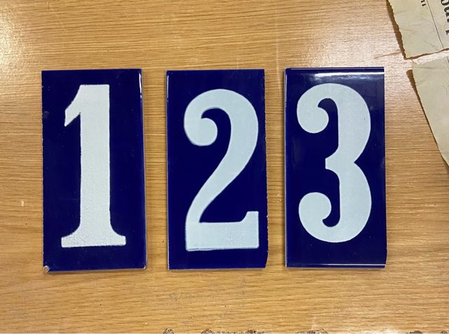 Números de cerámica azul