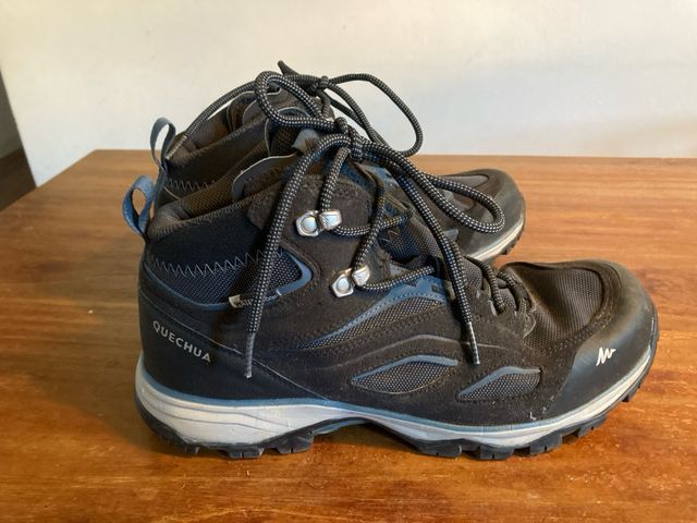 Botas de trekking Quechua negras y grises