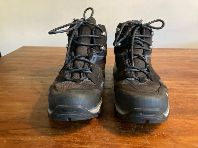 Botas de trekking Quechua negras y grises