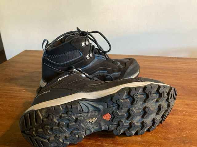 Botas de trekking Quechua negras y grises