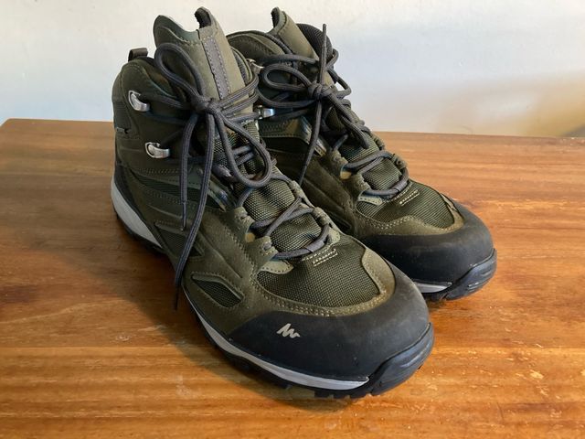 Botas de trekking verdes y negras