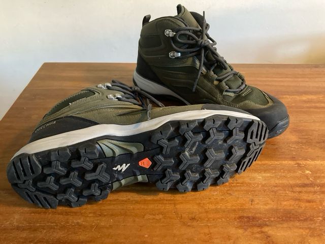 Botas de trekking verdes y negras