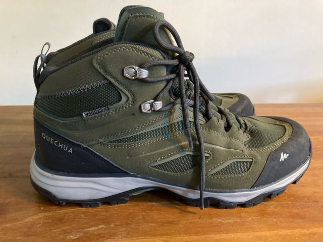 Botas de trekking verdes y negras