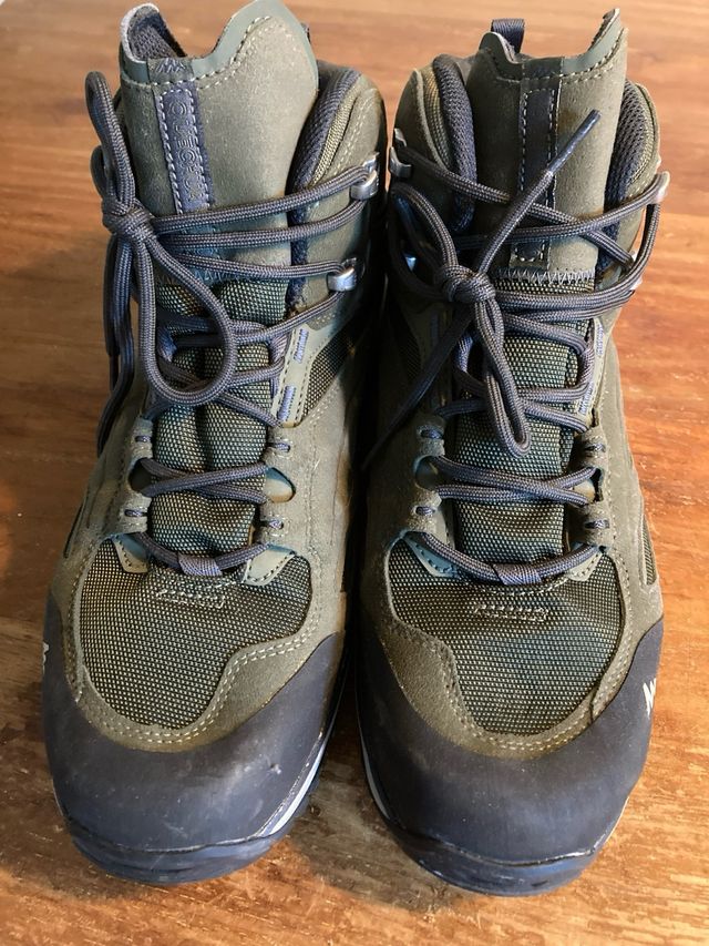 Botas de trekking verdes y negras