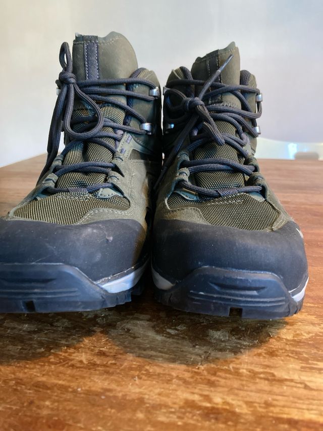 Botas de trekking verdes y negras