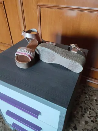 Sandalias de vestir beige y multicolor de piel.