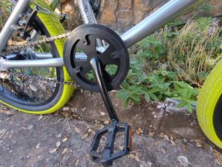 Bicicleta BMX Gris con Ruedas Amarillas