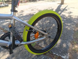 Bicicleta BMX Gris con Ruedas Amarillas