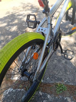 Bicicleta BMX Gris con Ruedas Amarillas