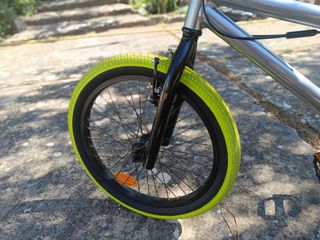 Bicicleta BMX Gris con Ruedas Amarillas