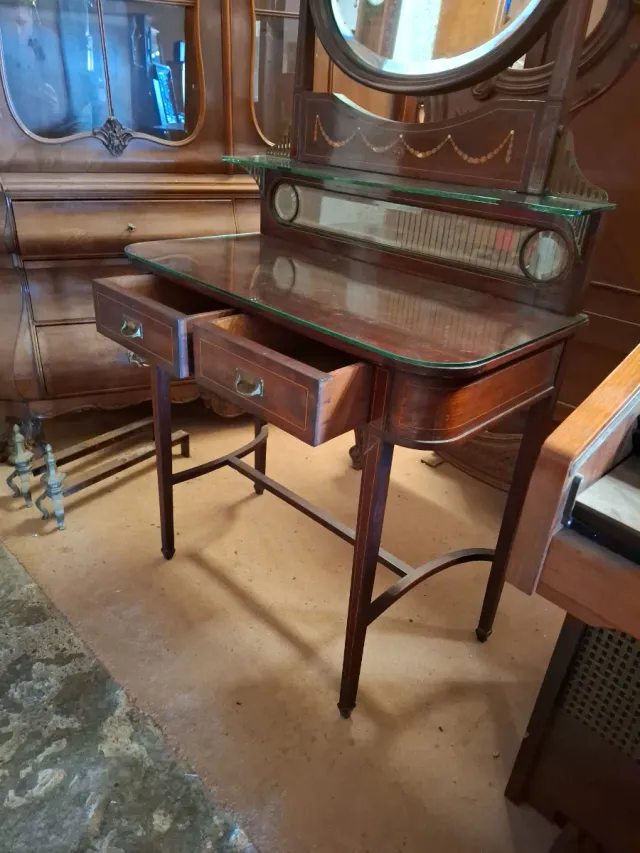 Tocador clásico de madera con espejo