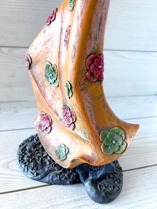 Statua donna africana con abito floreale