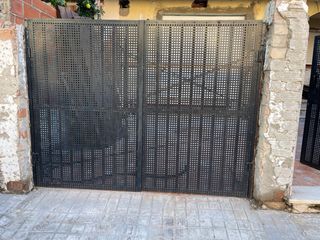 Puerta cancela metálica negra