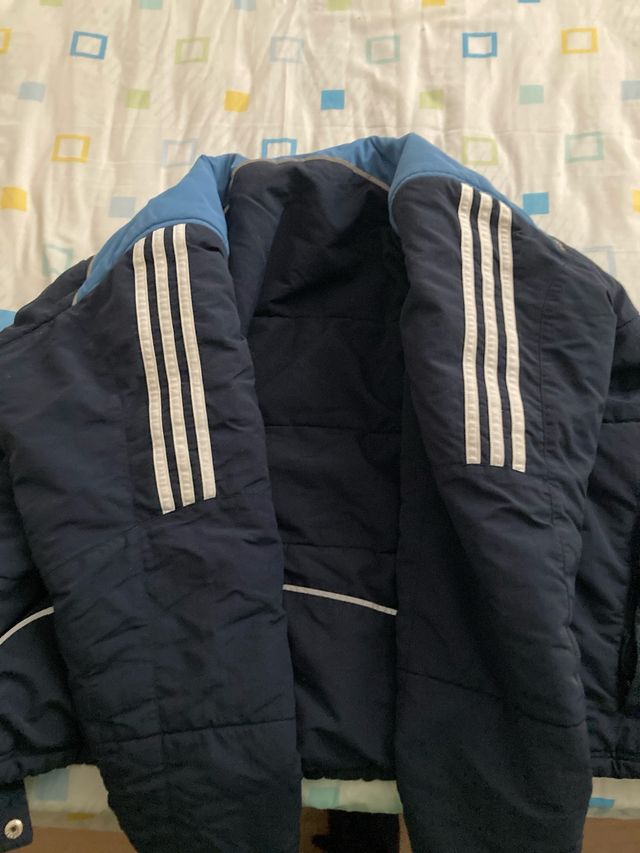 Chaqueta Adidas azul y negra
