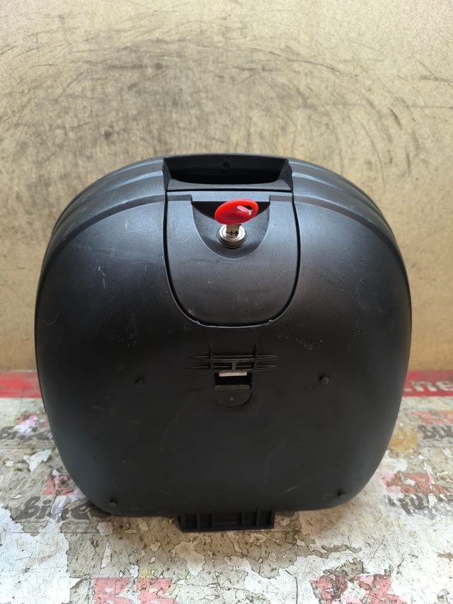 BAUL USADO MARCA SHAD SH29 29 LITROS