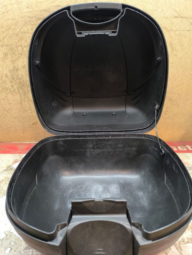 BAUL USADO MARCA SHAD SH29 29 LITROS