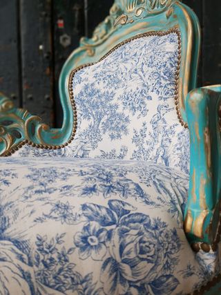 Diván antiguo restaurado azul y dorado