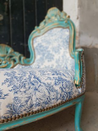 Diván antiguo restaurado azul y dorado