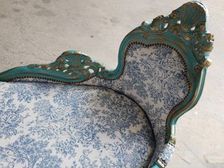 Diván antiguo restaurado azul y dorado