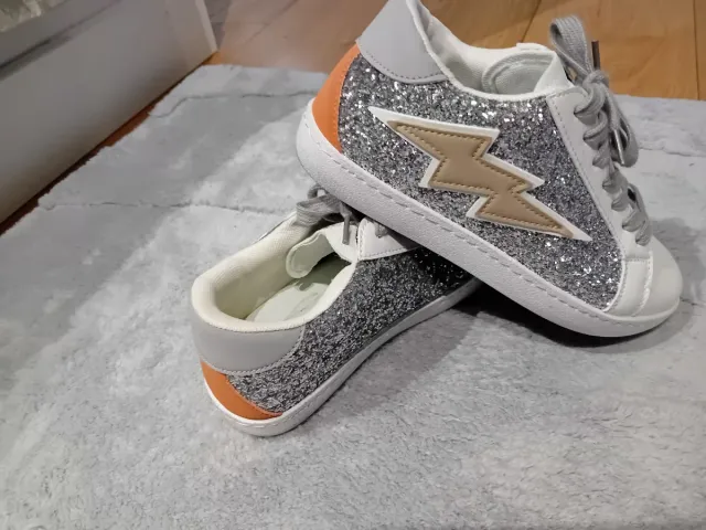 Zapatillas plateadas con rayo