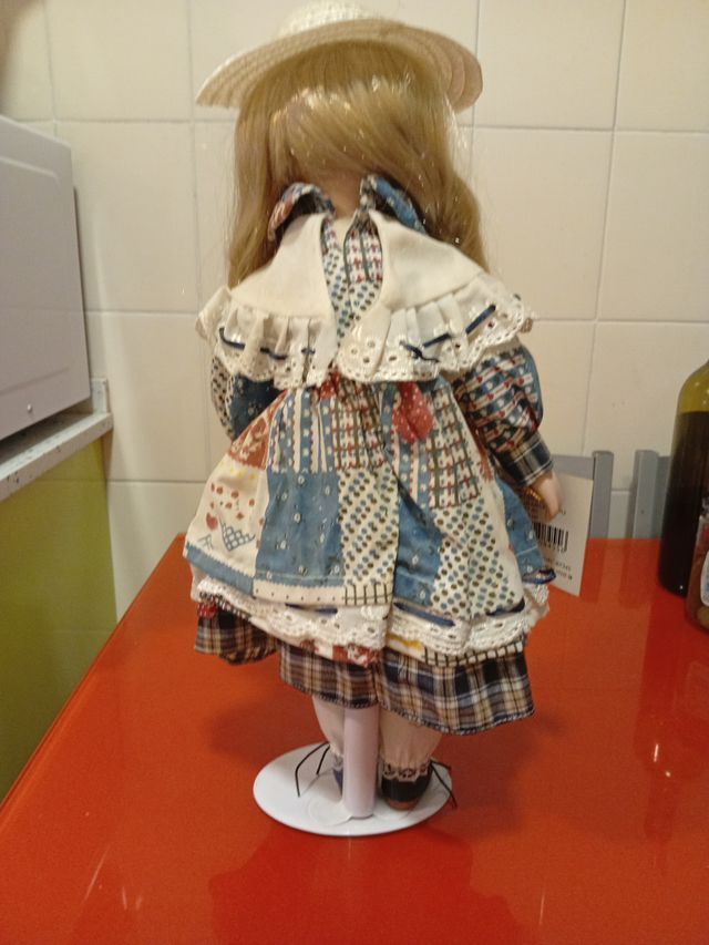 Muñeca de porcelana antigua con sombrero