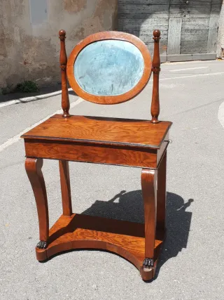 Toilette antica con specchio ovale