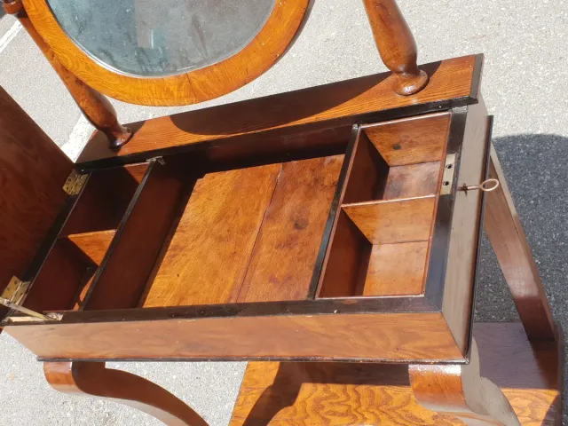 Toilette antica con specchio ovale