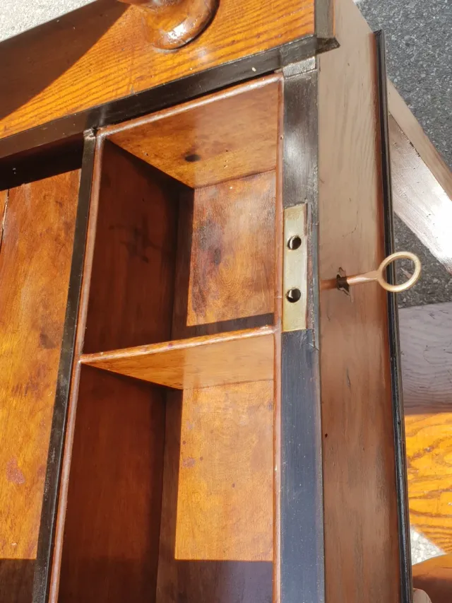 Toilette antica con specchio ovale