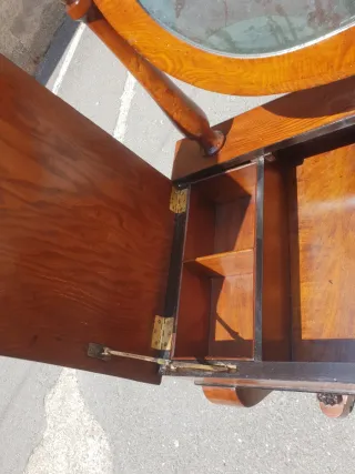 Toilette antica con specchio ovale