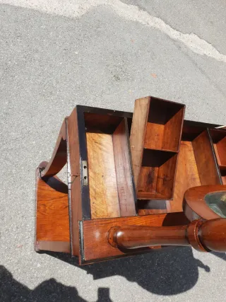 Toilette antica con specchio ovale