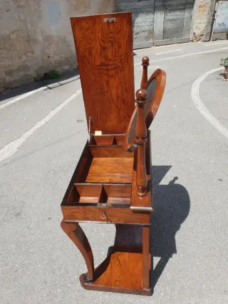 Toilette antica con specchio ovale