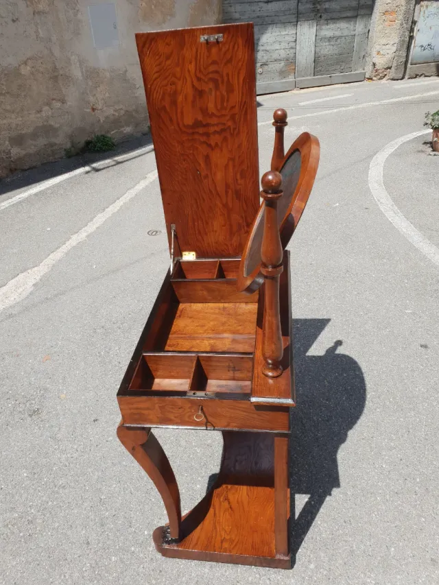 Toilette antica con specchio ovale