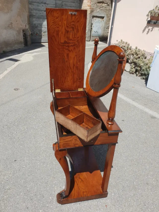 Toilette antica con specchio ovale