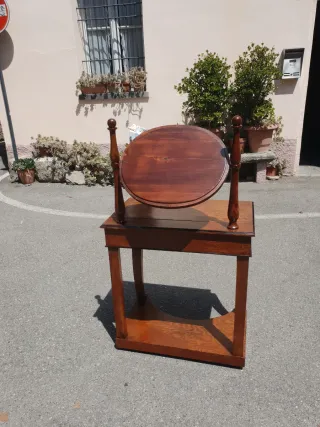 Toilette antica con specchio ovale