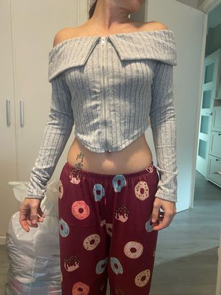 Crop top gris escote barco manga larga