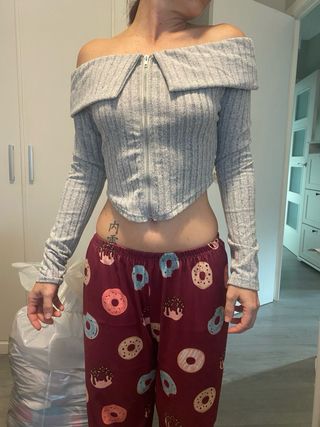 Crop top gris escote barco manga larga