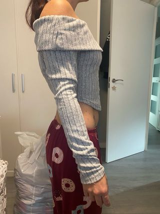 Crop top gris escote barco manga larga