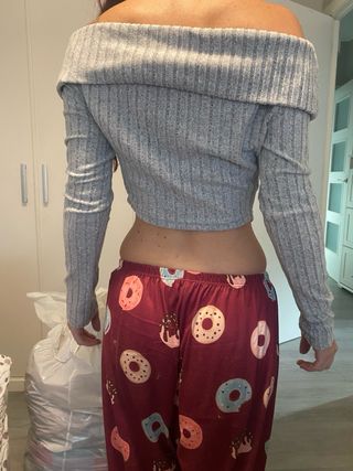 Crop top gris escote barco manga larga