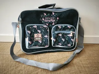 Maletín escolar Enso azul marino con flores rosas.