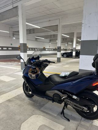 Moto Azul Kymco AK 550