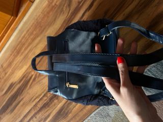 Mochila tipo bolso azul marino acolchada NUEVA