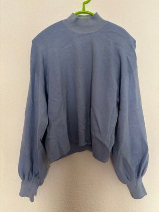 Jersey Bershka azul cuello alto manga abullonada