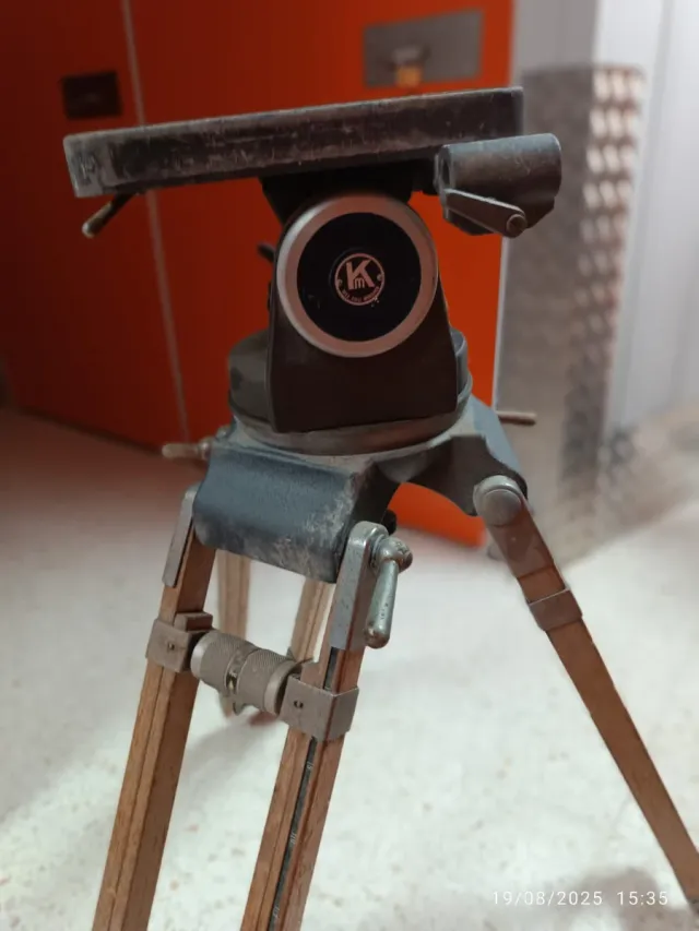 Trípode antiguo fotografía/topografía